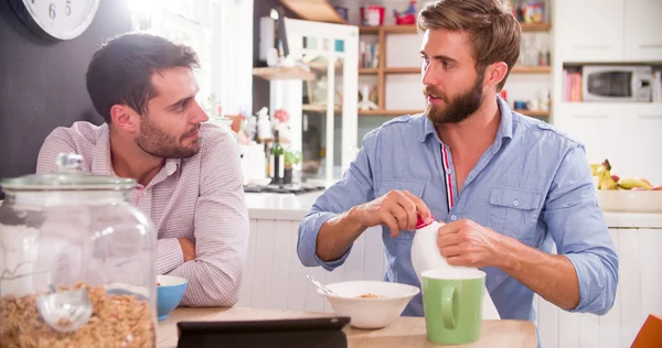 Two Young Men Eating Breakfast — Stock Photo, Image