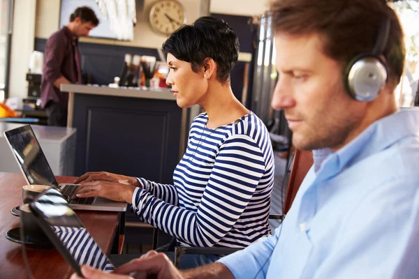 Man and woman using laptops — Stock Photo, Image