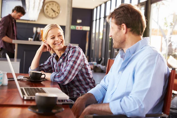 Uomo e donna in una caffetteria — Foto Stock