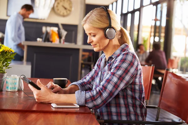 Mujer con tablet digital — Foto de Stock