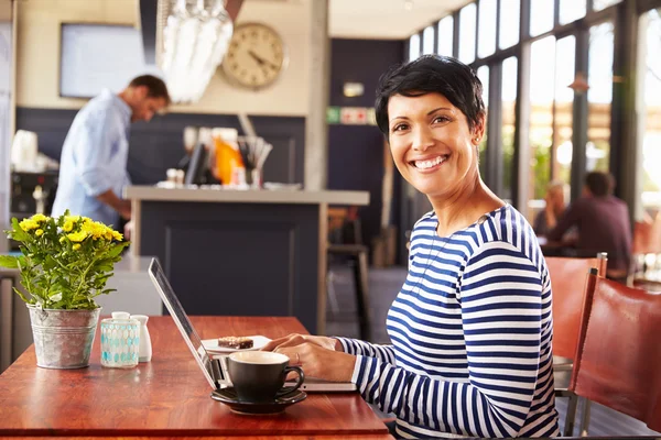 Woman using computer, portrait — Stock Photo, Image