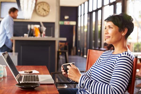 Vrouw die koffie drinkt — Stockfoto