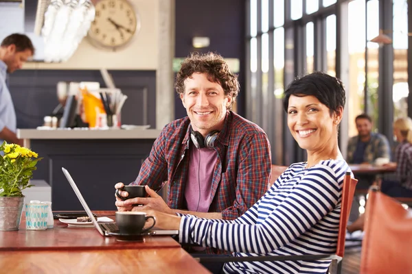 Homem e mulher reunidos num café — Fotografia de Stock