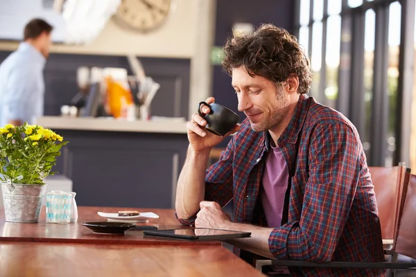 Hombre en la cafetería — Foto de Stock