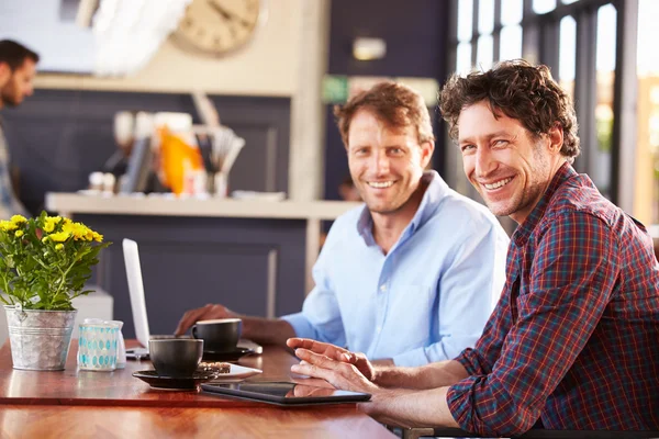 Zwei Männer treffen sich in einem Café, Portrait — Stockfoto