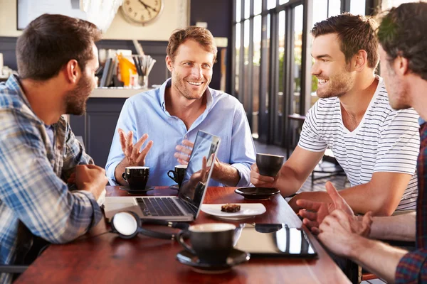 Männergruppe unterhält sich in einem Café — Stockfoto