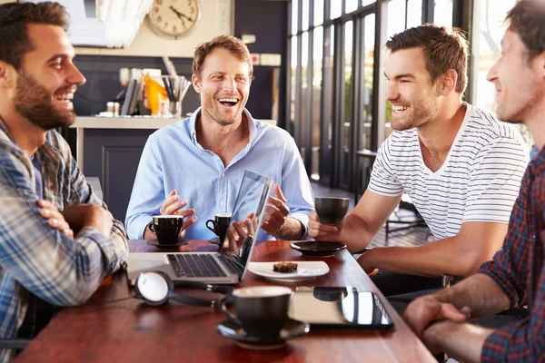 Män pratar på ett kafé — Stockfoto