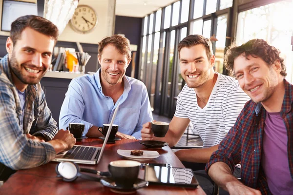 Gruppo di uomini riuniti in una caffetteria — Foto Stock