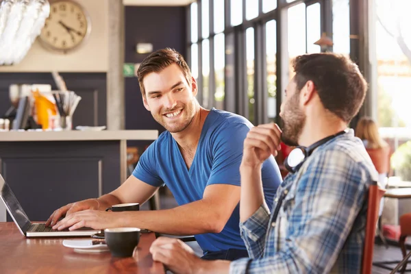 Uomini che lavorano al computer in una caffetteria — Foto Stock