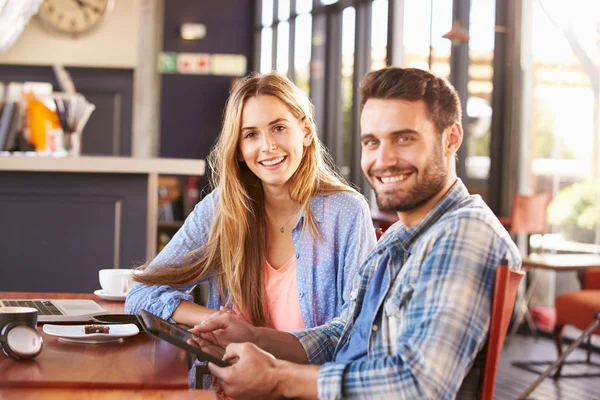 Man en vrouw op een coffeeshop bijeen — Stockfoto