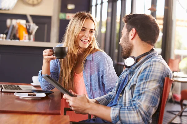 Erkek ve kadın bir kahve dükkanında Toplantı — Stok fotoğraf