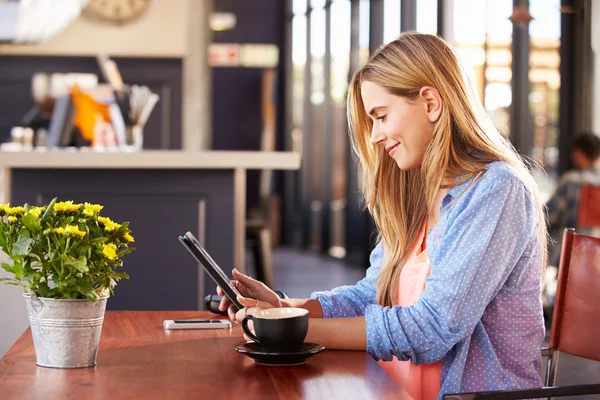 Donna che usa il computer in una caffetteria — Foto Stock