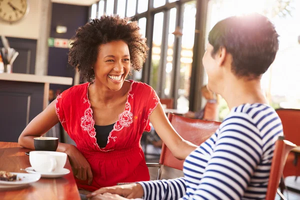 Amigos hablando en una cafetería — Foto de Stock