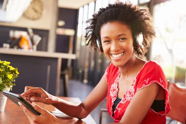 Frau mit Tablet im Café — Stockfoto