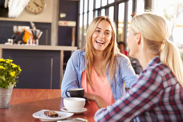 Vänner pratar på ett kafé — Stockfoto