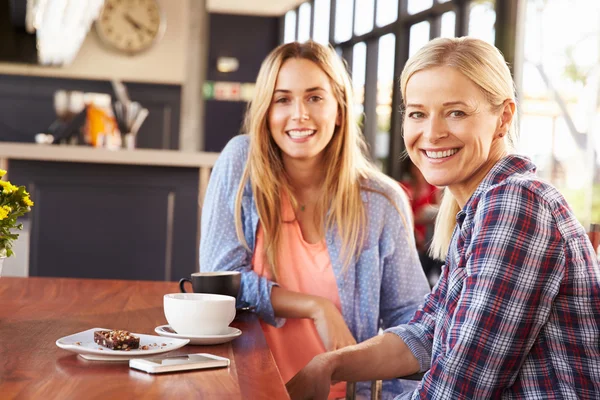 Vänner möte på ett kafé — Stockfoto