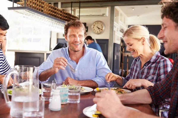 Amigos almoçando em um restaurante — Fotografia de Stock