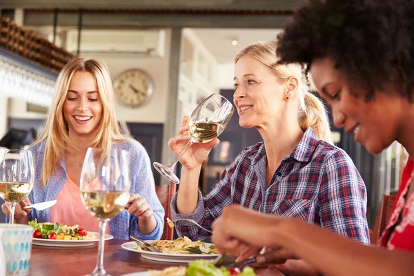 Amigos do sexo feminino comer em um restaurante — Fotografia de Stock