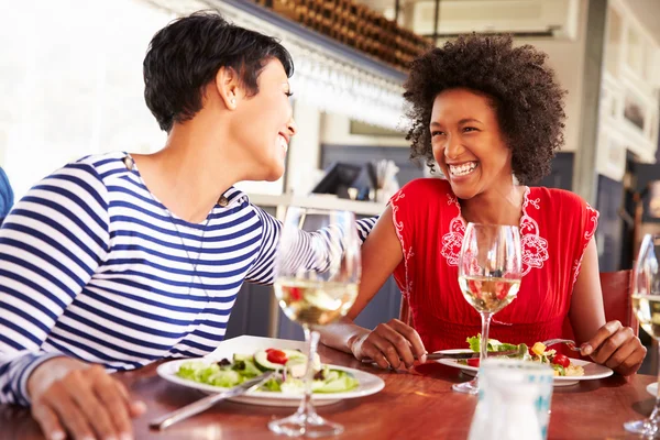 Amigos do sexo feminino comer em um restaurante — Fotografia de Stock