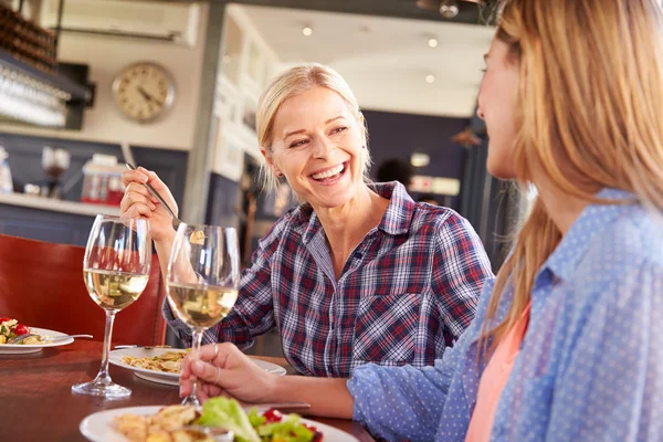 Zwei Freundinnen in einem Restaurant — Stockfoto