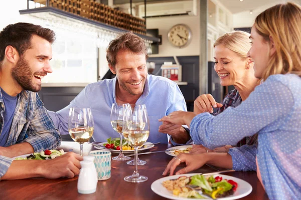 Um grupo de amigos comendo em um restaurante — Fotografia de Stock