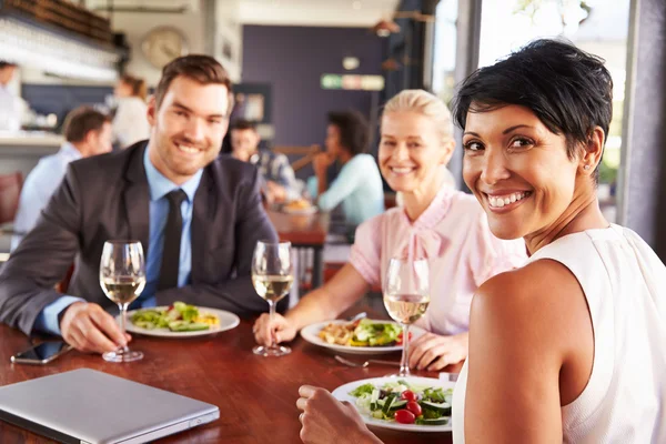 Groep van mensen uit het bedrijfsleven tijdens de lunch — Stockfoto