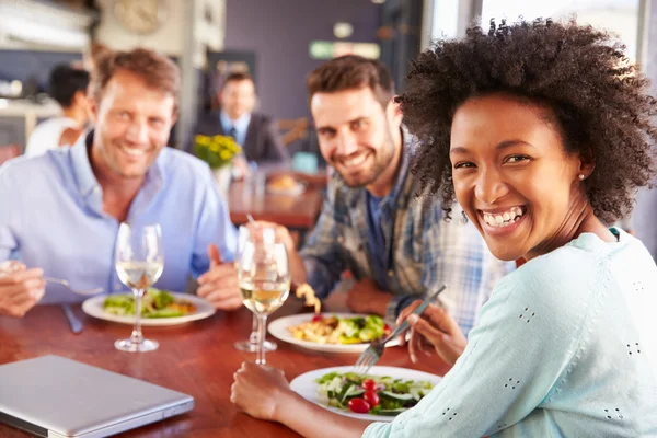 Groupe d'amis au déjeuner dans un restaurant — Photo