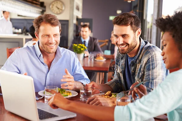Grupo de amigos en el almuerzo en un restaurante — Foto de Stock
