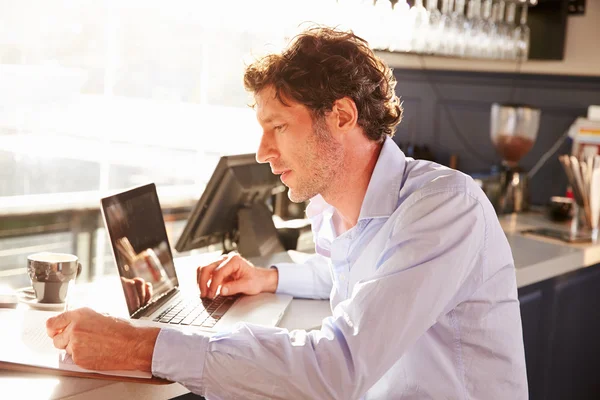 Responsabile del ristorante che lavora su laptop — Foto Stock