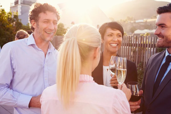 Kollegen trinken nach Feierabend — Stockfoto