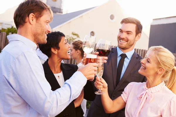 Colegas bebiendo después del trabajo — Foto de Stock