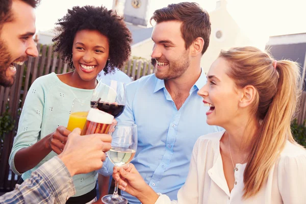 Gruppo di amici che bevono in un bar sul tetto — Foto Stock