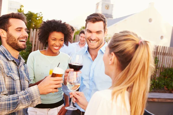 Grupo de amigos bebiendo en un bar en la azotea — Foto de Stock