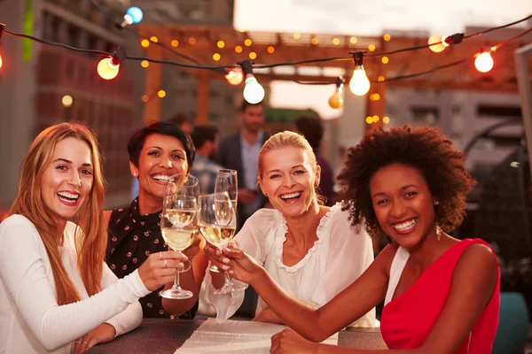 Novias en la fiesta en la azotea — Foto de Stock