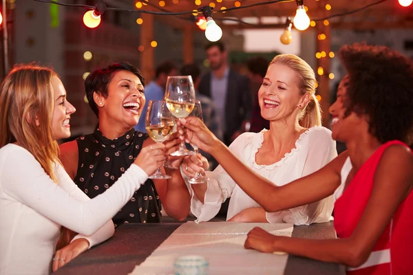 Novias en la fiesta en la azotea — Foto de Stock