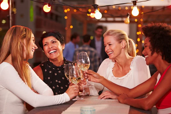 Girlfriends at rooftop party — Stock Photo, Image