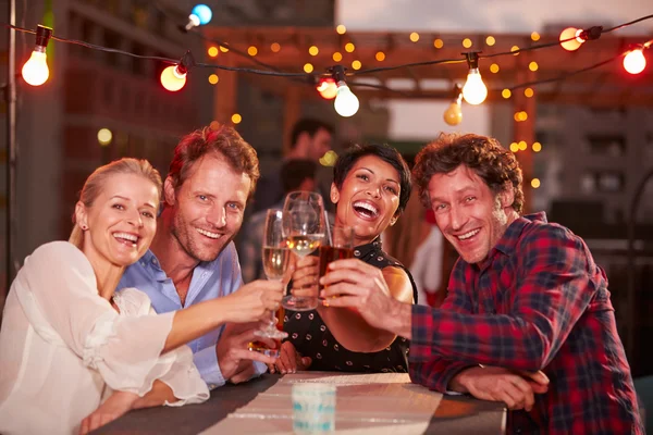 Grupo de amigos en la fiesta en la azotea — Foto de Stock