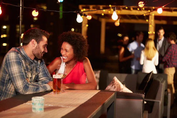 Couple at a rooftop party — Stock Photo, Image