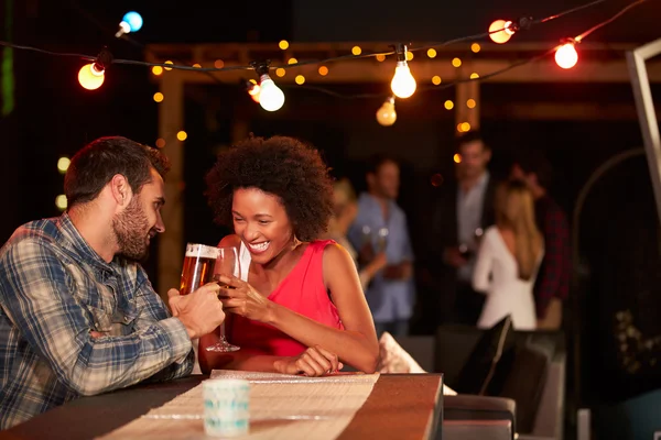Couple at rooftop party — Stock Photo, Image