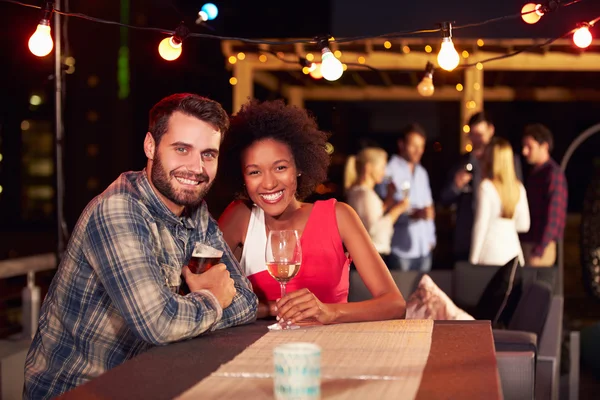 Casal na festa do telhado — Fotografia de Stock