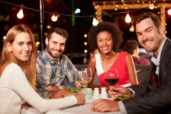 Freunde essen Abendessen im Dachrestaurant — Stockfoto