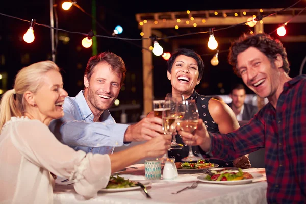 Vrienden eten diner in restaurant op het dak — Stockfoto