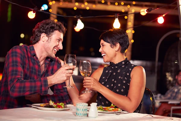 Couple eating dinner at rooftop restaurant — Stock Photo, Image