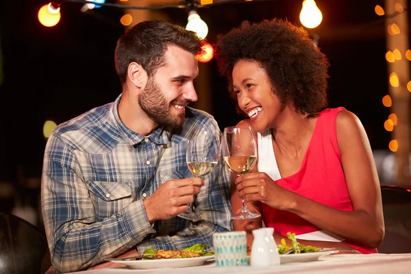 Pareja cenando en el restaurante de la azotea — Foto de Stock