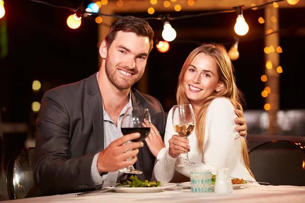 Pareja cenando en el restaurante de la azotea — Foto de Stock