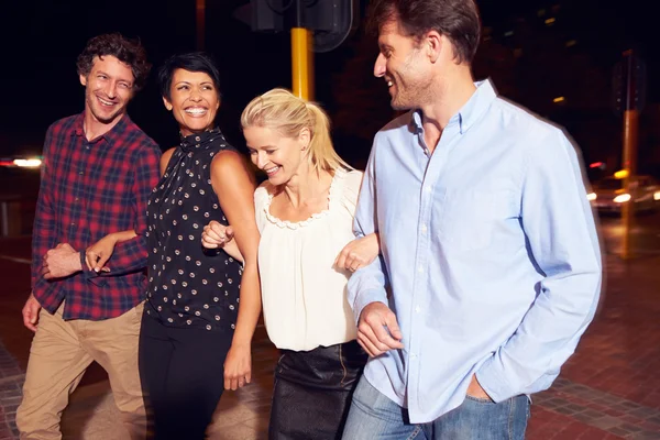 Amigos caminhando juntos à noite — Fotografia de Stock