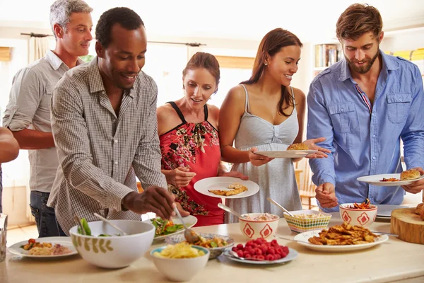 Freunde unterhalten sich bei Dinnerparty — Stockfoto