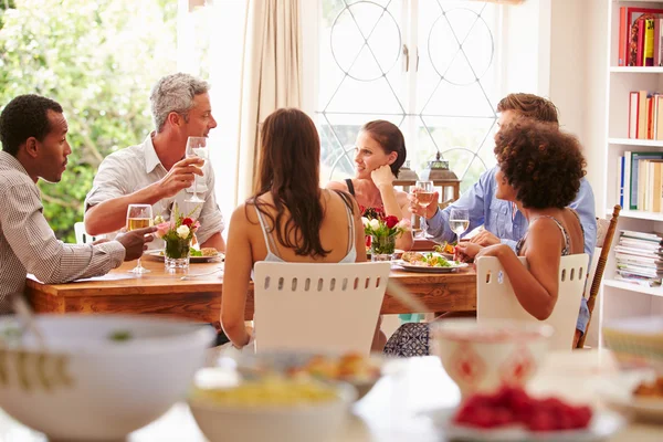 Amis lors d'un dîner — Photo