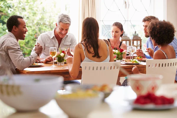 Amigos durante um jantar — Fotografia de Stock