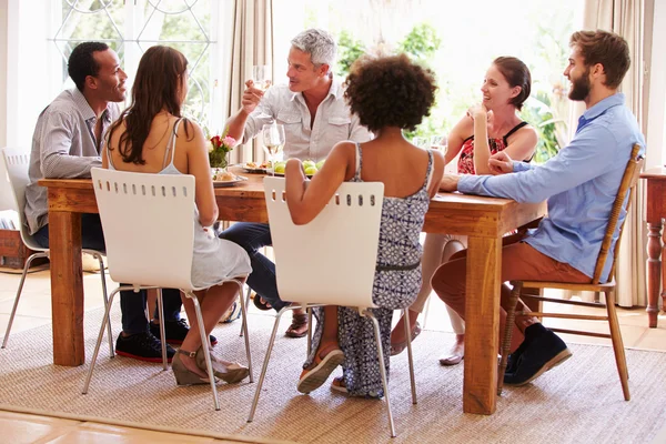 Vänner under en middagsbjudning — Stockfoto